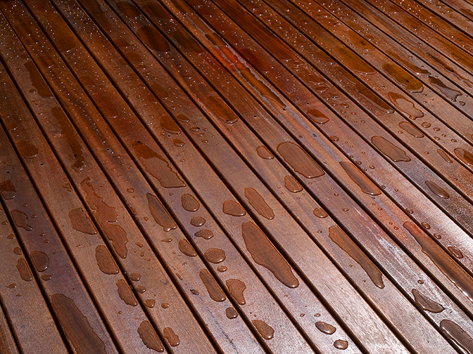 Plancher terrasse en bois teinture eau qui perle