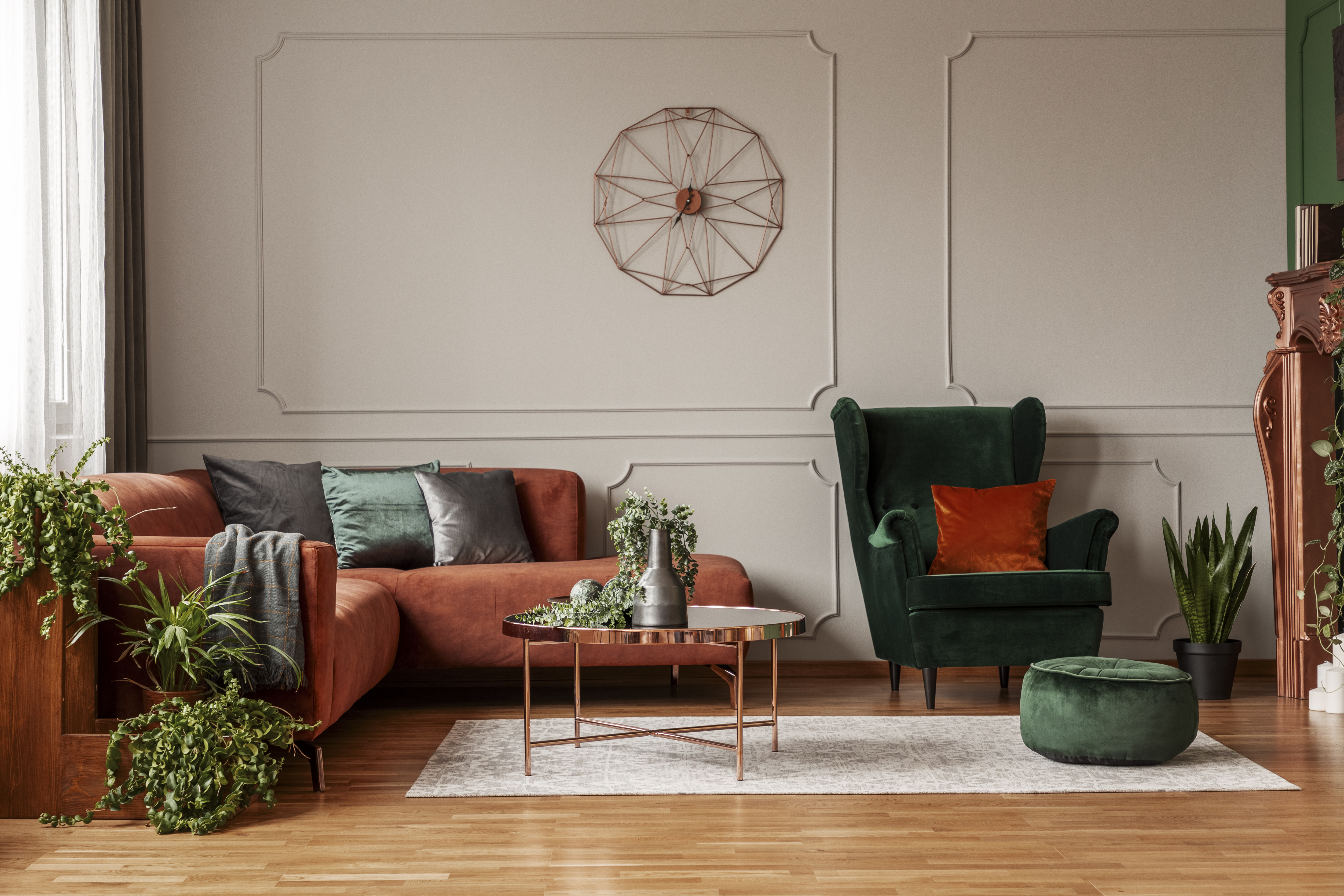 Salon tendance avec sofa en velour et peintures mf couleur tendance 2021