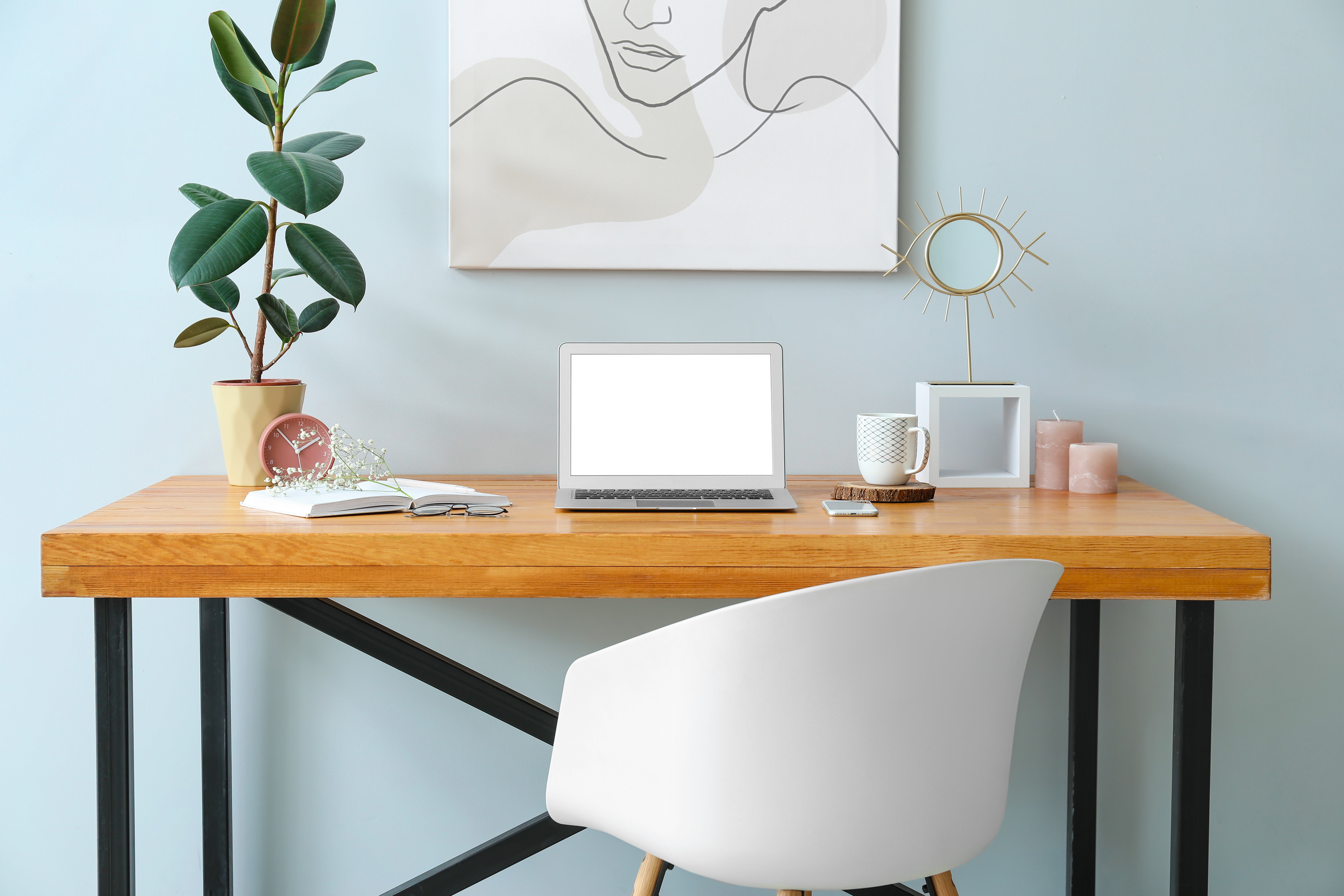 Bureau à la maison télétravail avec ordinateur moderne tendance bleu pâle peintures mf