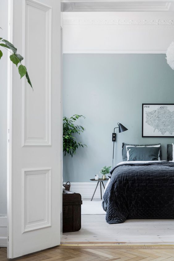 Une peinture bleue modernise une chambre classique